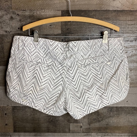 Ripcurl chevron print shorts - Picture 3 of 5